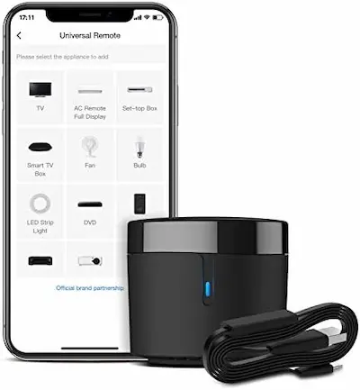 Hub BroadLink RM4 mini preto ao lado de um smartphone com o aplicativo de controle remoto universal.