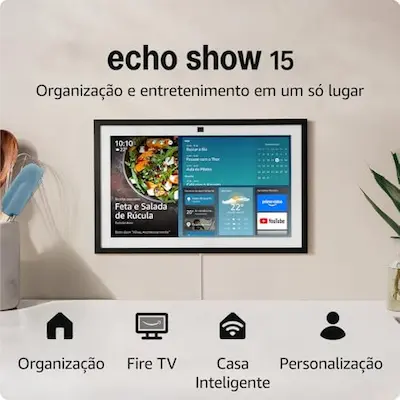 Echo Show 15 fixado em uma parede exibindo widgets e controle de casa inteligente.
