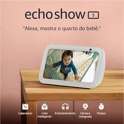 Echo Show 5 branco exibindo imagem de câmera em uma mesa de cabeceira.