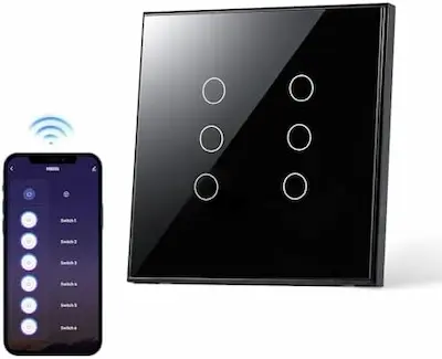 Interruptor inteligente preto com 6 botões touch e painel de vidro temperado, ao lado de um smartphone exibindo o aplicativo de controle.