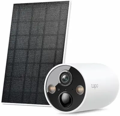 Câmera de segurança TP-Link Tapo C425 branca ao lado de um painel solar compacto para carregamento contínuo.